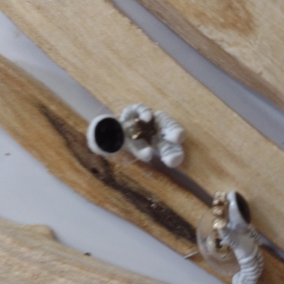 HIT Earrings astronaut stud in super trendy 3d  and 🔥 item right now - Picture 5 of 7